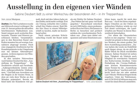 Zeitungsartikel „Ausstellung in den eigenen vier Wänden“ mit Foto von Sabine Deubert neben einem ihrer Bilder in ihrem Treppenhaus