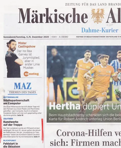 Titelseite der Märkischen Allgemeinen, Dahme-Kurier, vom 5./6. Dezember 2020 mit dem Hinweis „Kunstwerke auf der Treppe“ über die Ausstellung im Treppenhaus
