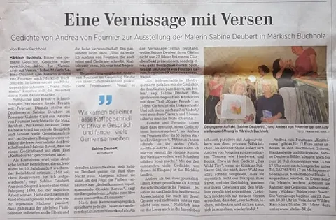 Zeitungsausschnitt der Märkischen Allgemeinen vom 15. Juni 2023: „Eine Vernissage mit Versen“ mit Foto von Sabine Deubert und Andrea von Fournier bei der Ausstellungseröffnung